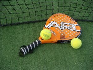 Apa Bedanya Padel dan Tenis Lapangan